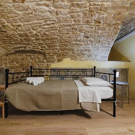 Apartment Casa Iside - Historic 14th-century In The Hamlet